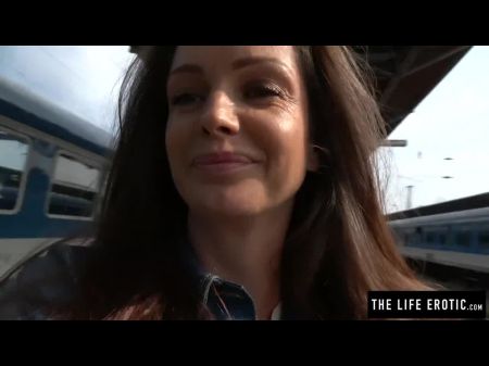 Garota magra alta quase pegou se masturbando em público em uma estação de trem 