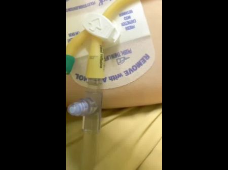 Masturbación de la cama del hospital Parte 2 Jugando con mi coño y compilación de senos 