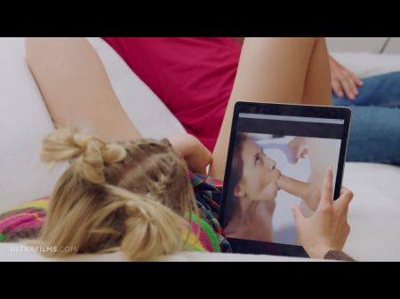 Chica Caliente Y Cachonda Freya Mayer Follando A Su Amiga Porno En El Sofá 