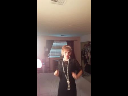 La chica sexy hace un baile de parada después de una boda sin bailar 