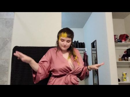 Goth Girl gibt spielerischen Streifen -Tease -Tanz in Seidengewand 