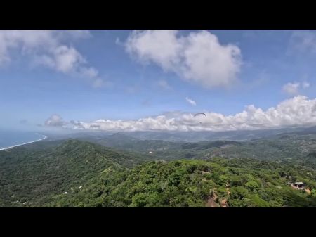 在哥斯达黎加的滑翔伞时喷射