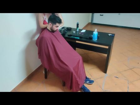 لم تنكر أي ثقوب مع والدة صديقي التي عرضت قطع الشعر 