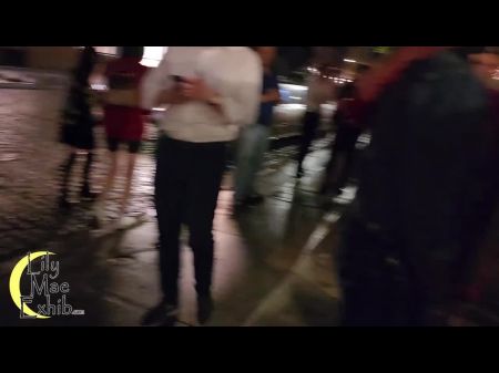 Crazy Topless Thong Walk a través del concurrido Distrito Club de Nueva York 