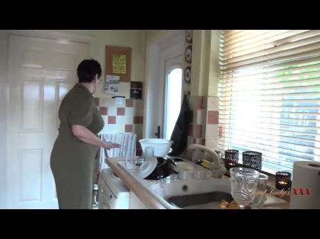 Tia Judy da dona de casa 56yo da dona de casa madura Layla suga seu pau na cozinha (POV) 