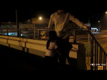 4K泰国他妈的学生在晚上在人行天桥上。 พานักกลับบ้านเงี่ยนสะพานสะพาน