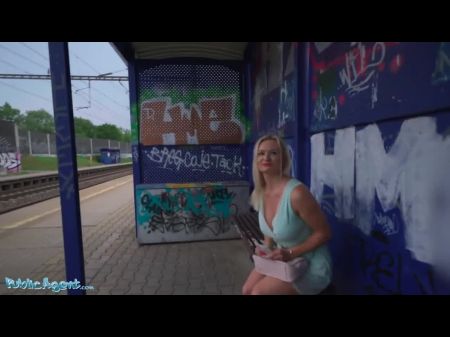 Большие сиськи блондинки Лили Джой трахнули за железнодорожным вокзалом 