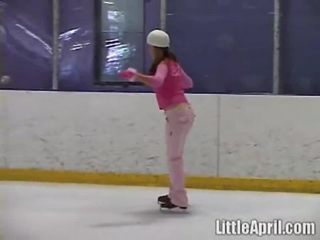 منفردة في سن المراهقة الأصابع لها كس الضيق 