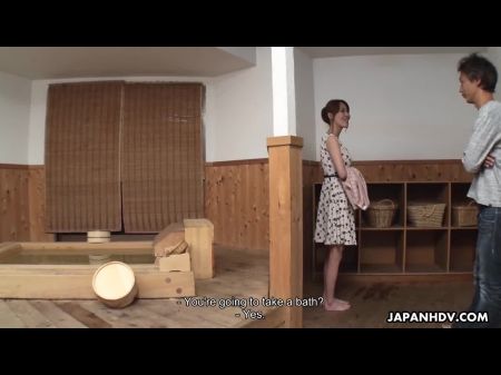 Die japanische Hausfrau Akari Asayiri mit großen Titten genießt den Mund Sex mit einem unbekannten Mann, der unzensiert ist. 