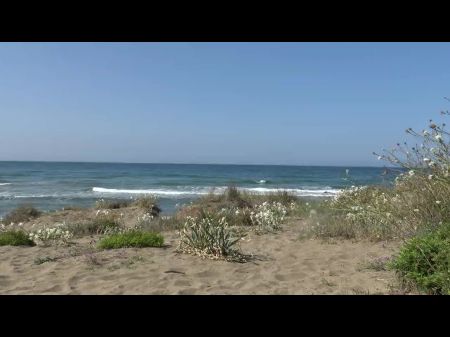 Mujer Lésbica árabe Peludo Disfruta De Niñando El Orgasmo En La Playa 