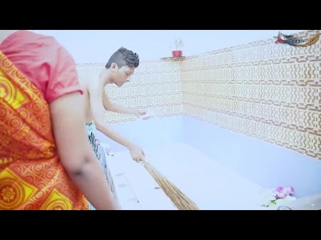 两名Desi仆人在没有所有者完整电影的情况下在浴室里做爱