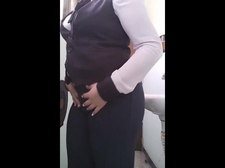 La sexy chica mexicana con un gran trasero se quita toda su ropa en el baño de su oficina y muestra su culo sexy 