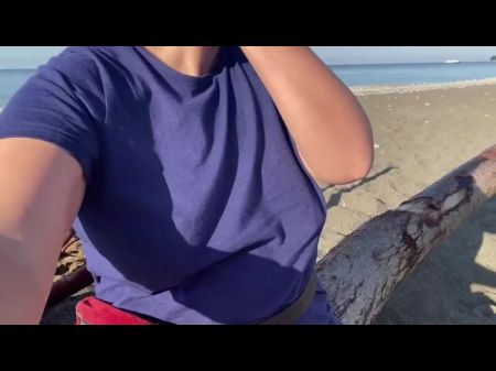 Chicas Orinando En La Playa Pública. Mujeres Enojadas En Público. 