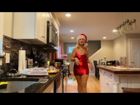 Danielle Dubonnet de 65 anos de idade, cozinhando em vestido vermelho apertado e saltos 