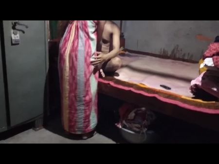 حافظت Desi Bhabhi على عشيقها مخفيًا تحت السرير. 