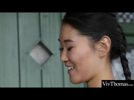 sexy lesbische und asiatische Liebhaber im Garten gegenseitig fingern 