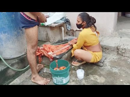 当印度继姐妹看到湿猫看到继兄弟的胖鸡巴时，她正在洗衣服。 