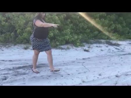 La mujer policial hace que el hombre se vuelva desnudo en una playa pública - Enm CFNM 