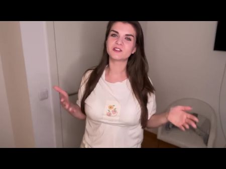 A mãe gostosa foi pega por seu padrasto enquanto se afastava de seu pau grande 