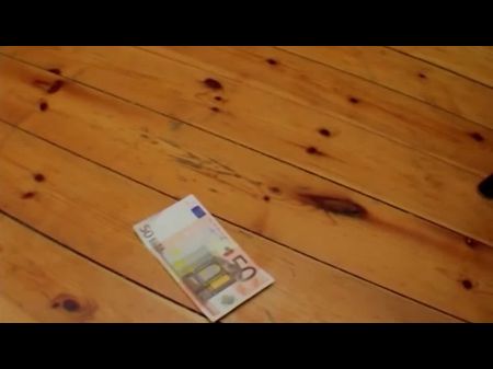 Kleine titelte deutsche Blondine wird von einem alten Kerl zerschlagen 