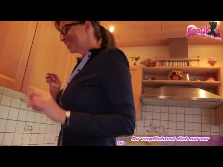 A dona de casa alemã MILF fode na cozinha com óculos dacada 