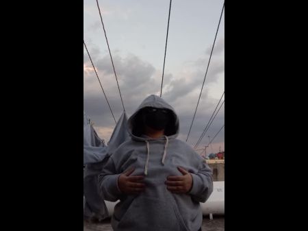 أحب أن أظهر ثديي لجيراني 