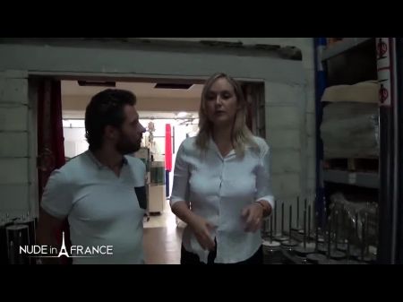 Un Jefe Sexy, Ninfo Está Golpeando A Un Solicitante Justo En El Medio Del Almacén. 