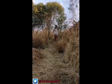 Devska Pissing beim Hocken über den Stuhl gibt einen perfekten Blick auf die Muschi 