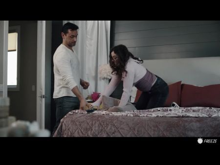 Step Daddy Freezes Spoiled Stepdaughter To Give Her The Ejaculation Of A Lifetime
