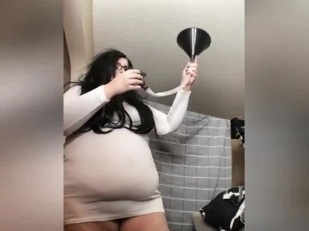 geiler SSBBW in enger Kleidung Fütterung 