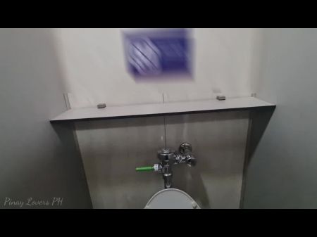 Tendência de sexo público viral em público todos os banheiros de gênero 