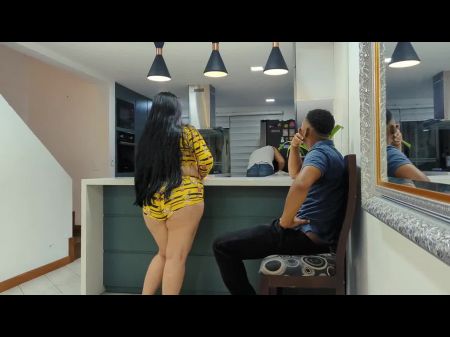 O melhor amigo do meu marido Rioc nos visita e me fode secretamente na cozinha 