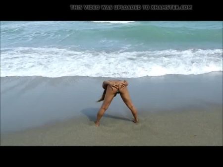Bare With Bootie Butt-plug Presenting And Urinating At The Beach