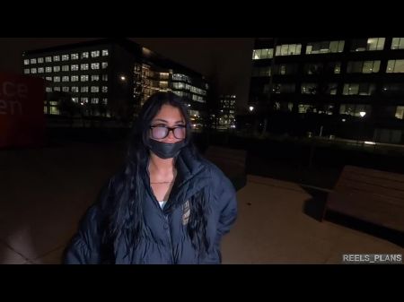 Una bonita chica árabe de la ciudad es follada públicamente en anal por un chico negro para un iPhone 13 