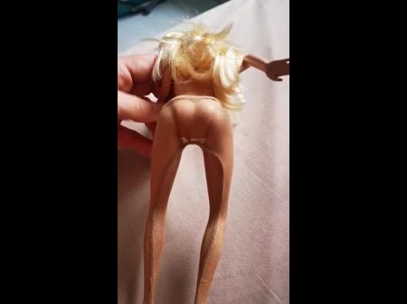 Barbie Puppe in Strumpfhosen bekommt Gesichtsbehandlung 