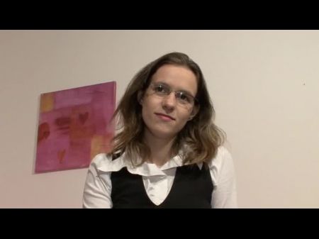Este Escandaloso Adolescente Quiere Ser Actriz Porno Y Masturbarse Con Un Juguete Sexual Frente A La Cámara 