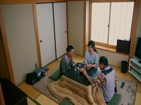 Hermosa Milf Hungers En Secreto Para La Polla De Otro Hombre, Lo Folla Secretamente Debajo De La Mesa. Parte.1 