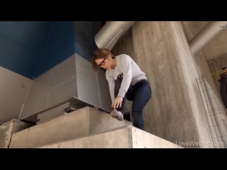 Chica orinando en los pies propios 