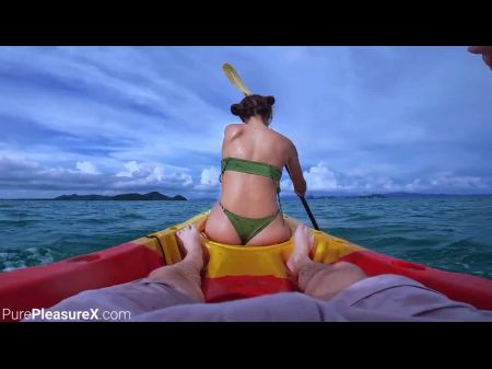 La pareja de aficionados se vuelve loca en Tailandia. Sexo en el kayak 