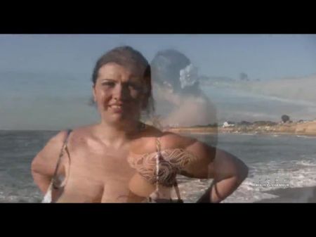 Grandes Tetas Rebotando En La Playa 