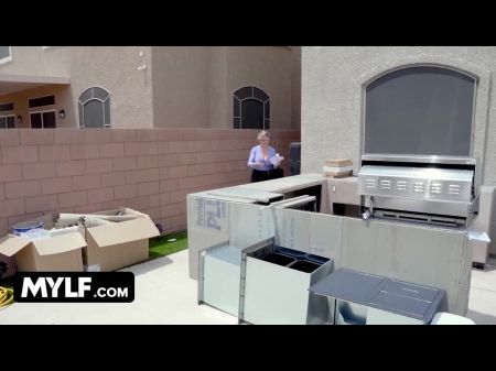 El inspector de la casa Dee Williams recibe golpes duros y un creampie anal de Young Stud Classics 