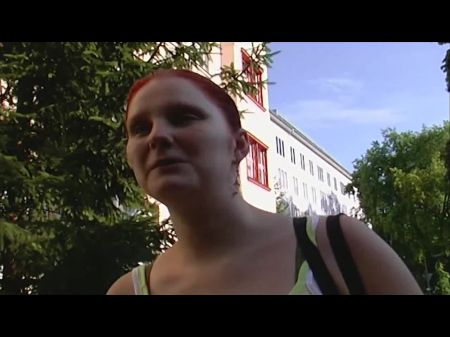 Redhead Deutsche Schlampe mit erstaunlichen runden Titten liebt es, ihren Muff reiben 