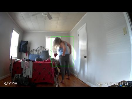 La madre de la cámara no identificada llega a casa de las compras, trata de ropa nueva y se masturba 
