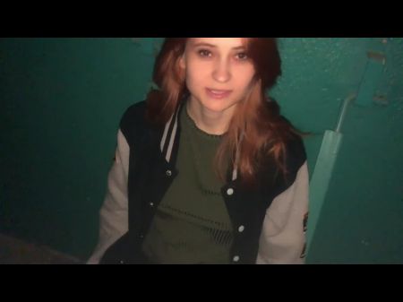 Redhead Girl Saugte Im Treppenhaus, Während Die Eltern Zu Hause Waren Russisch 