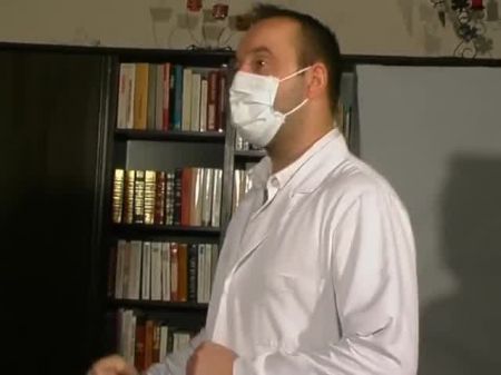 她的两位角质医生检查了一只金发法国小鸡