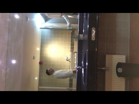 في الحمام العام تقريبًا تم القبض عليه أثناء تناول كس 