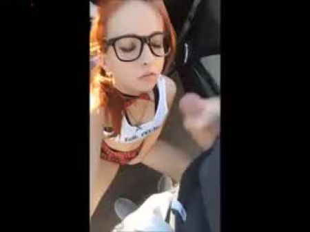 Sexy Nerdy Redhead pega muito esperma na língua00