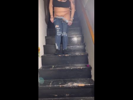 Echte hausgemachte Schlampe, die die Treppe hinunter verärgert 
