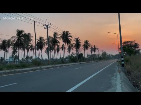 La novia de la moto orina en la carretera 