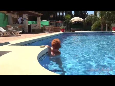 丰满的成熟红发黑梅兰妮去游泳池游泳